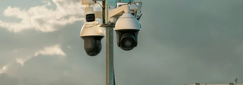 Cámaras de seguridad domo PTZ montadas en un poste exterior